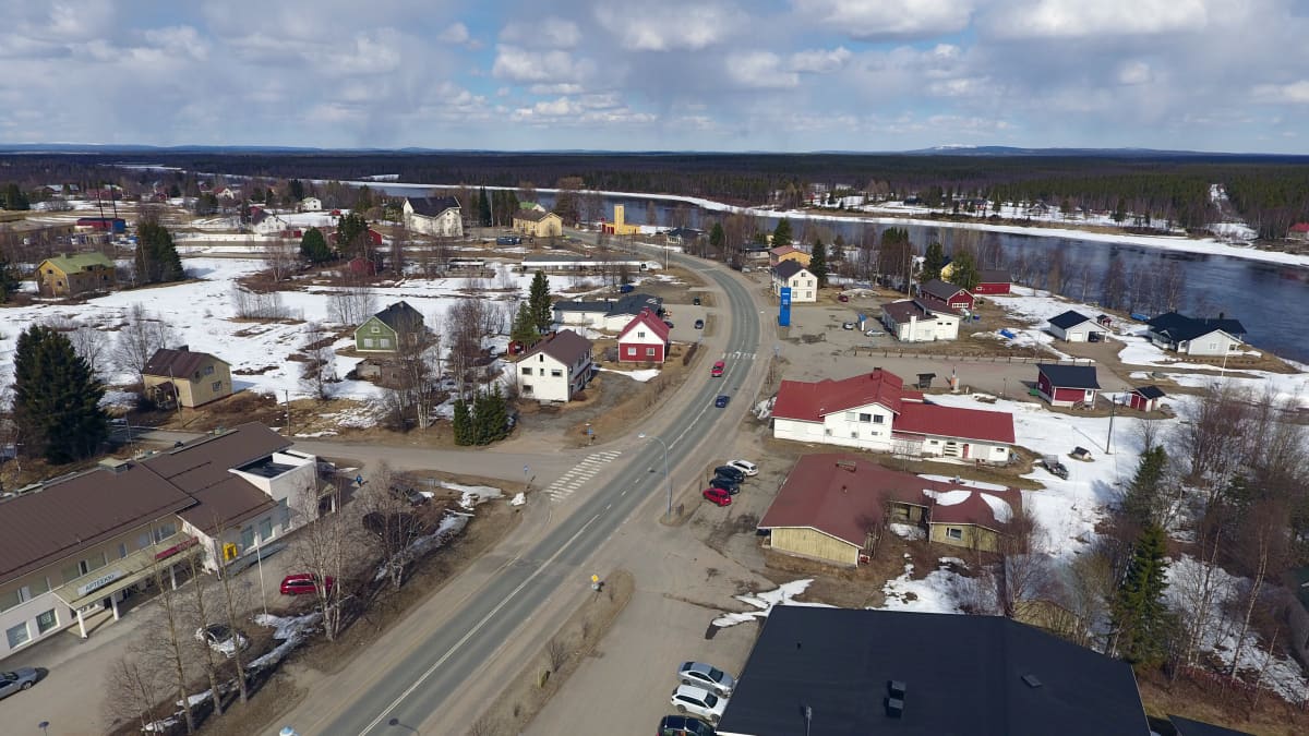 Pelkosenniemen kuntakeskus ilmakuvassa. Etualalla kylän läpi johtava tie, oikeassa reunassa Kitinen.
