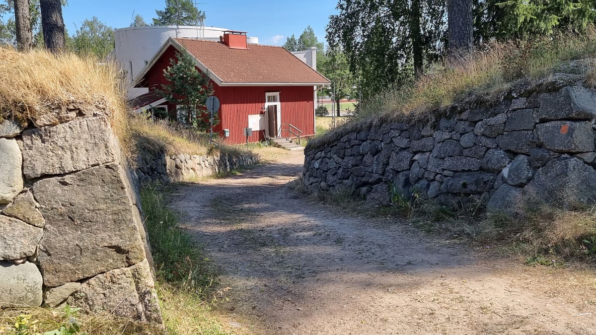 Taavetin linnoituksen punainen tupa