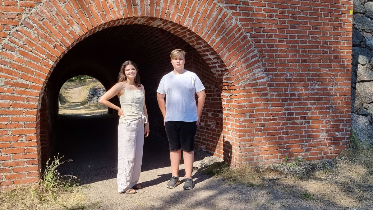 Milja Tuura ja Rasmus Ahola Taavetin linnoituksessa