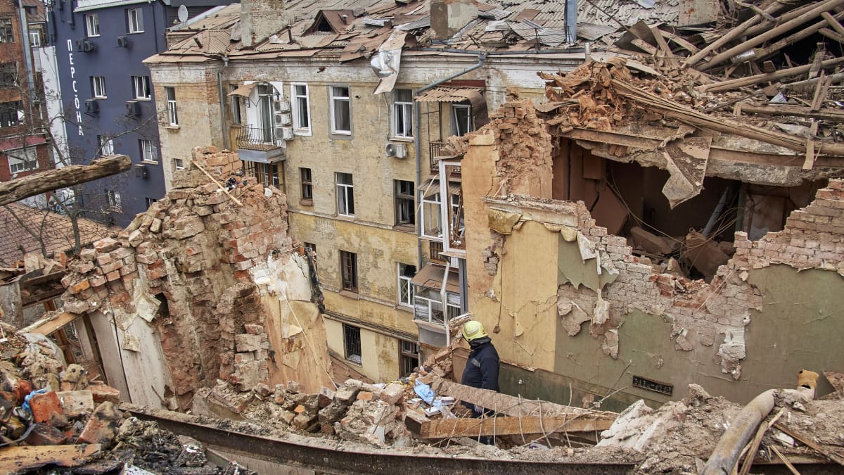 Ukrainalaiset pelastajat työskentelevät asuinrakennuksessa raunioissa.