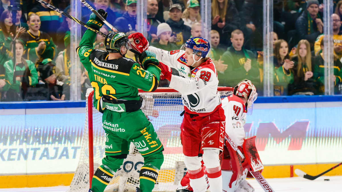 Ilveksen Tommi Tikka ja Ässien maaliruisku Lenni Hämeenaho kamppailivat rajusti puolivälieräsarjassa. 