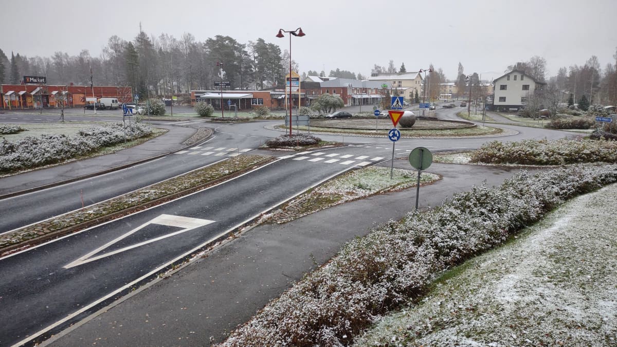 Perhon keskustan kiertoliittymä lumisateessa. 