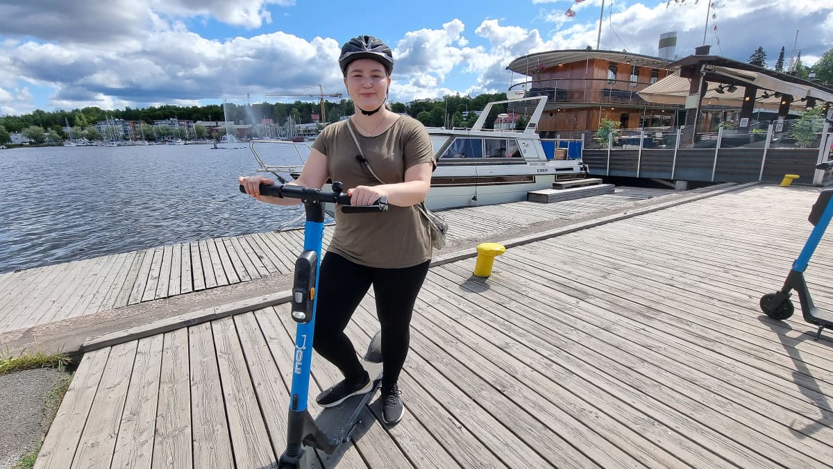 toimittaja Marika Anttonen sähköpotkulaudalla Lappeenrannan satamassa