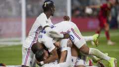 Ranskalaispelaajat juhlivat Theo Fernandezin maalia.