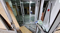 Hersonin kaupungissa sijaitsevan sairaalan pahasti vaurioitunut sisäänkäynti.