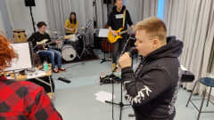 Näkövammainen laulaja Ville Köngäs harjoittelee bändinsä kanssa.
