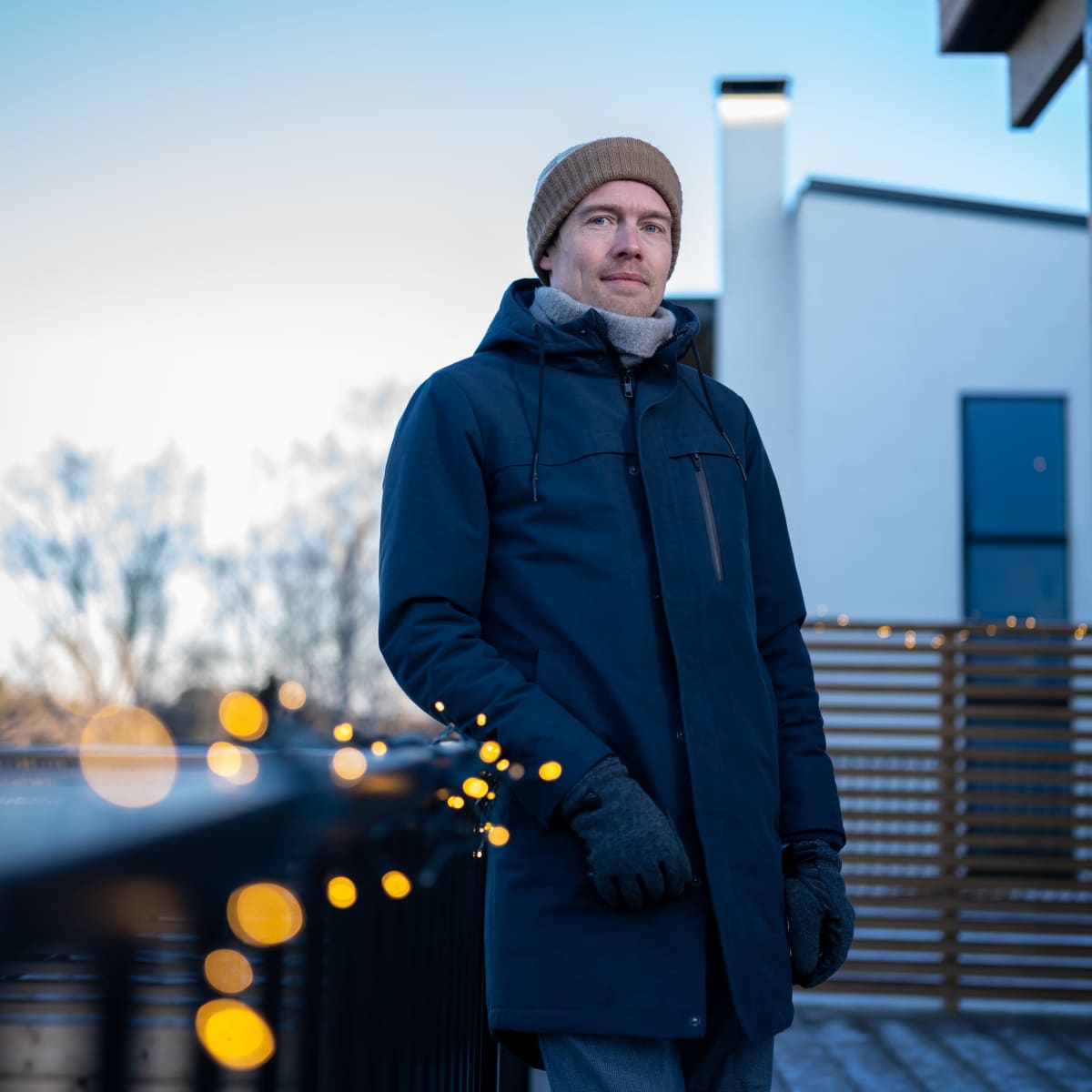 Nordean ekonomisti Juho Kostiainen kuvattuna pakkasella Helsingissä.