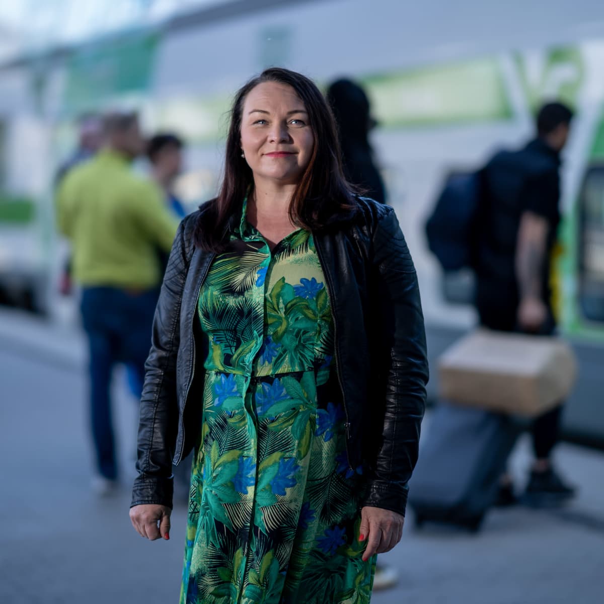 VR:n matkustajaliikenteen kaupallinen johtaja Johanna Jäkälä kuvattuna Pasilan rautatieaseman matkustajalaiturilla.