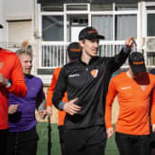 Sotkamon Jymyn miesten superpesisjoukkue lämmittelee Fuengirolassa huhtikuussa 2022.