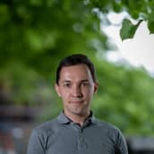 Kokoomuksen kansanedustaja ja poliitikko  Wille Rydman kuvattuna Johanneksenpuistossa.