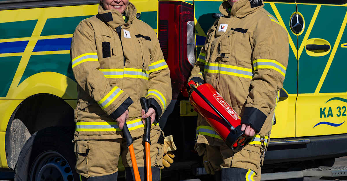 Pohjoisen tulipalopaikalle voi ensin rientää ambulanssi – kerran Erika Väyrynen ja Niina Pälsynaho sahasivat tieltä puun