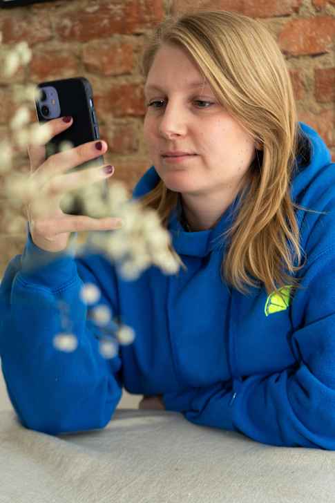 Nuori nainen selaa puhelinta.