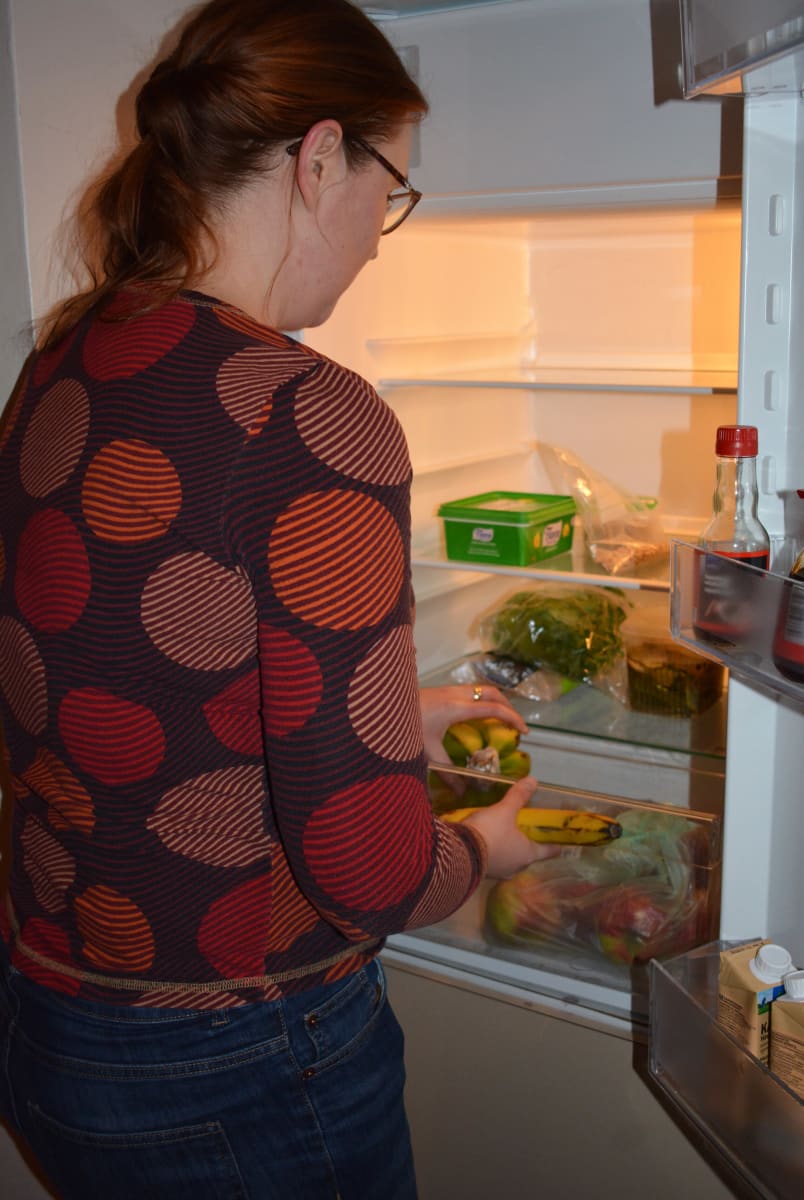 Katriina Juva täydentää jääkaapin varastoja.