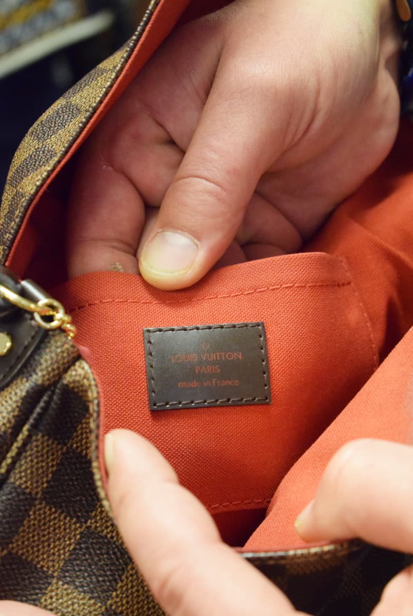 Louis Vuittonin laukun sisällä oleva nahkamerkki.