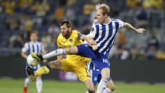 HJK:n Valtteri Moren kamppailee Maccabin Sheran Yeinin kanssa Israelissa