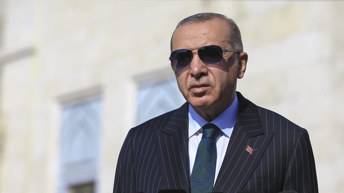 Recep Tayyip Erdogan aurinkolasit päässään.