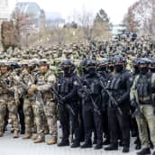 Sotilasjoukkoja seisomassa asennossa.