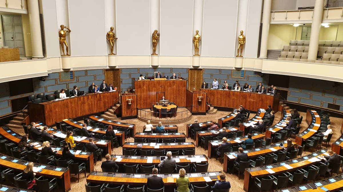 Eduskunta järjestäytynyt poikkeuksellisesti koronaviruksen takia. Hallitus jakautunut myös virkamiesaitioon ja edustajia vain n. 60 salissa. Loput etänä.