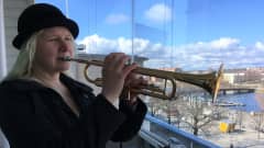 Katja Inkala soittaa trumpettia parvekkeellaan Savonlinnassa.