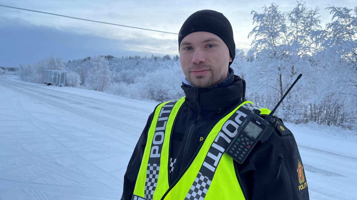 Norjalainen poliisi Thor Martin Balto Suomen rajalla Utsjoella. 