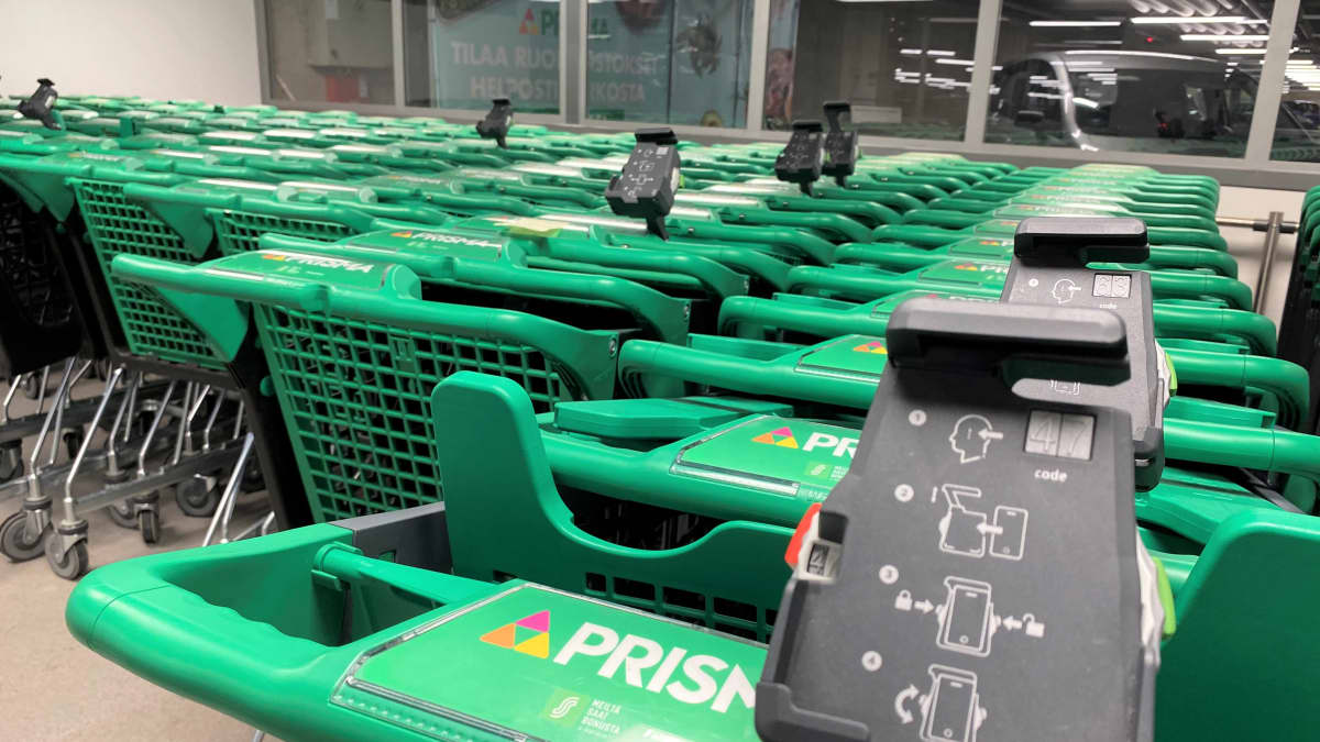 Prisman vihreitä muovisia ostoskärryjä kärryparkissa Lahdessa. 