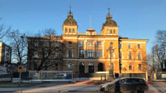 Oulun kaupungintalon julkisivu.