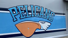 Lahden Pelicansin logo seinässä. Logossa iso pussinokkainen piirretty pelikaanihahmon pää.