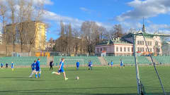 FC Kuusysin juniorit pelaavat jalkapalloa Lahden Kisapuiston stadionilla.