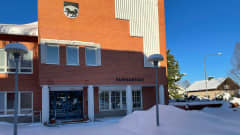Kittilän kunnantalo seisoo lumen keskellä aurinkoisena talvipäivänä.