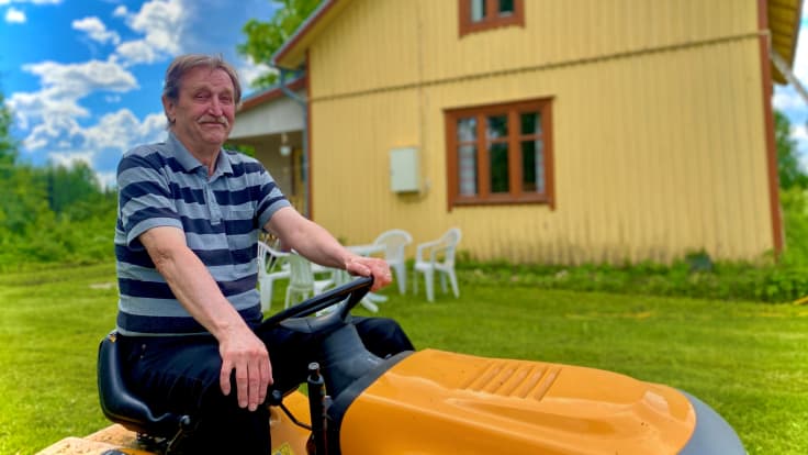 Jorma Tolonen Evijärveltä ajaa nurmikkoa kesäasuntonsa pihamaalla.