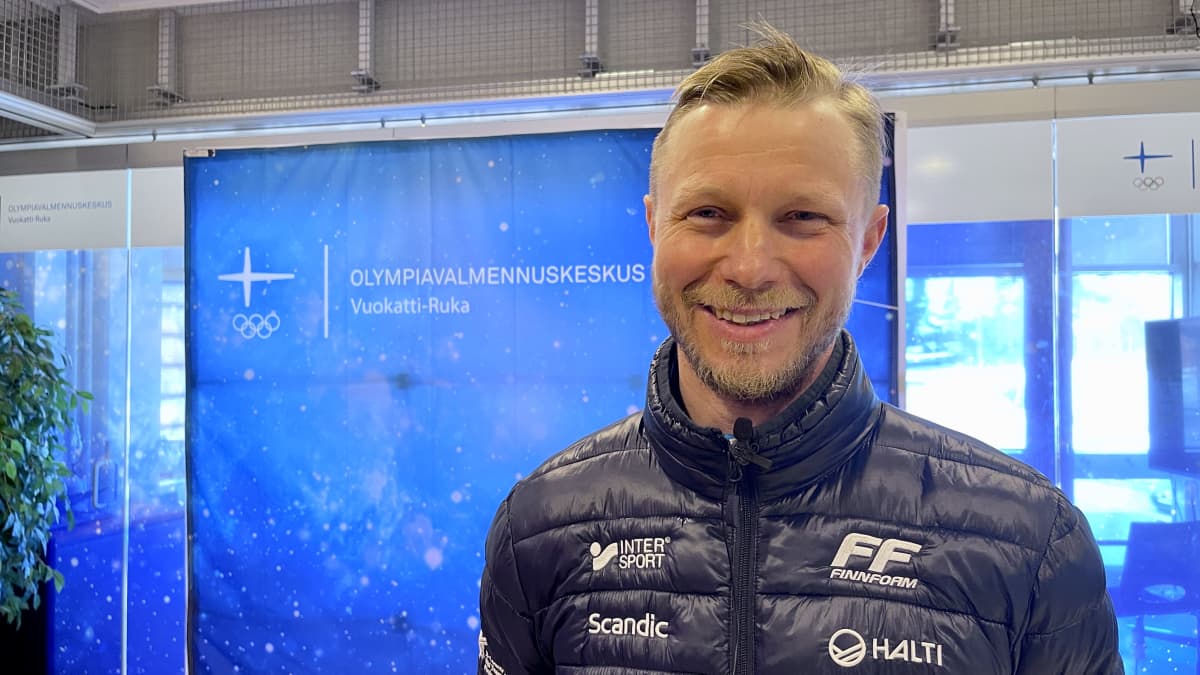 Hiihtovalmentaja Jussi Piirainen hymyilee.
