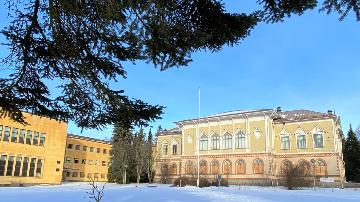 Heinolan entinen opettajankoulutuslaitos eli Seminaarirakennus lähikuvassa talvella