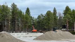 Rakennustyöt käynnistyneet Juutuan rannalla, hiekkaa, soraa, tulevan huoneistohotellin pohja  ja  Wilderness Hotelsin aikemmin rakennettu luhtitalo, 17.5.2023.