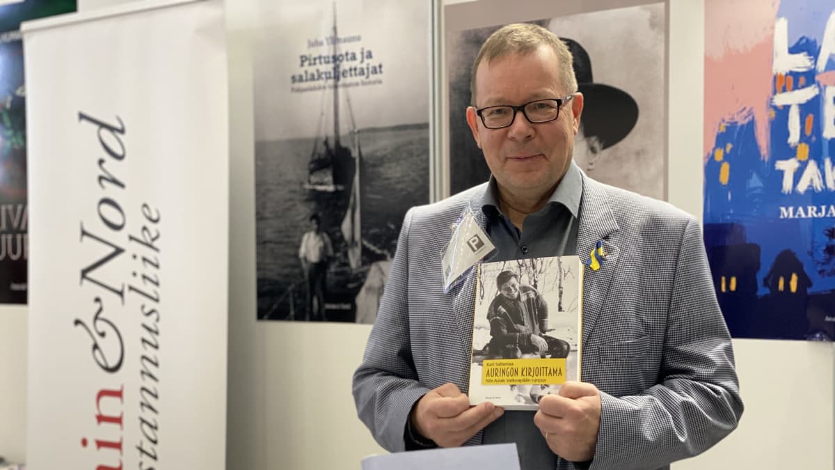 Kemiläisen Atrain&Nord -kustantamon kustantaja Matti Ylipiessa esittelee Nils Aslak Valkeapäästä kertovaa teosta.
