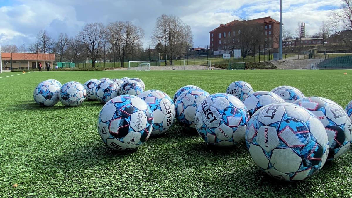 Jalkapalloja Lahden Kisapuiston stadionin tekonurmella huhtikuussa 2021