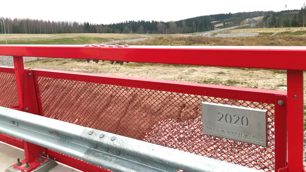 Nostavan risteyssilta ylittää eteläisen kehätien Hollolassa