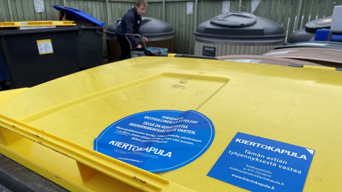 Keltaisessa muovinkierrätysastiassa on Kiertokaupulan logo