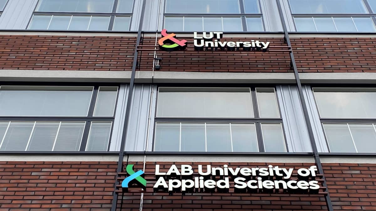 Punatiilisen rakennuksen seinässä valomainokset: LUT university ja LAB University of Aplied Sciencies