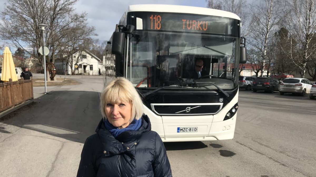 Kunnanjohtaja Seija Österberg pohtii Föliin liittymisen vaikutuksia Mynämäen linja-autoasemalla.