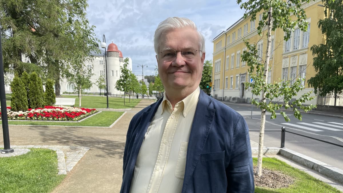 Professori Markku Partinen kuopiolaisessa puistossa kesällä 2022.