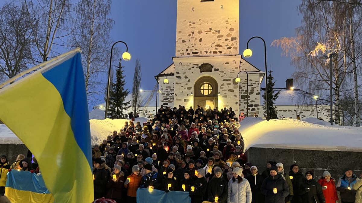 Kynttiläkuoro Kuopion tuomiokirkon portailla.
