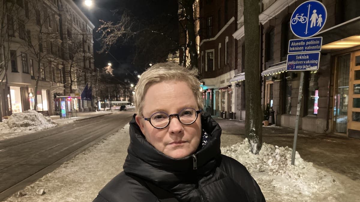 Kuvassa valtakunnansovittelija Anu Sajavaara seisoo öisen Helsingin kadulla Bulevardilla.