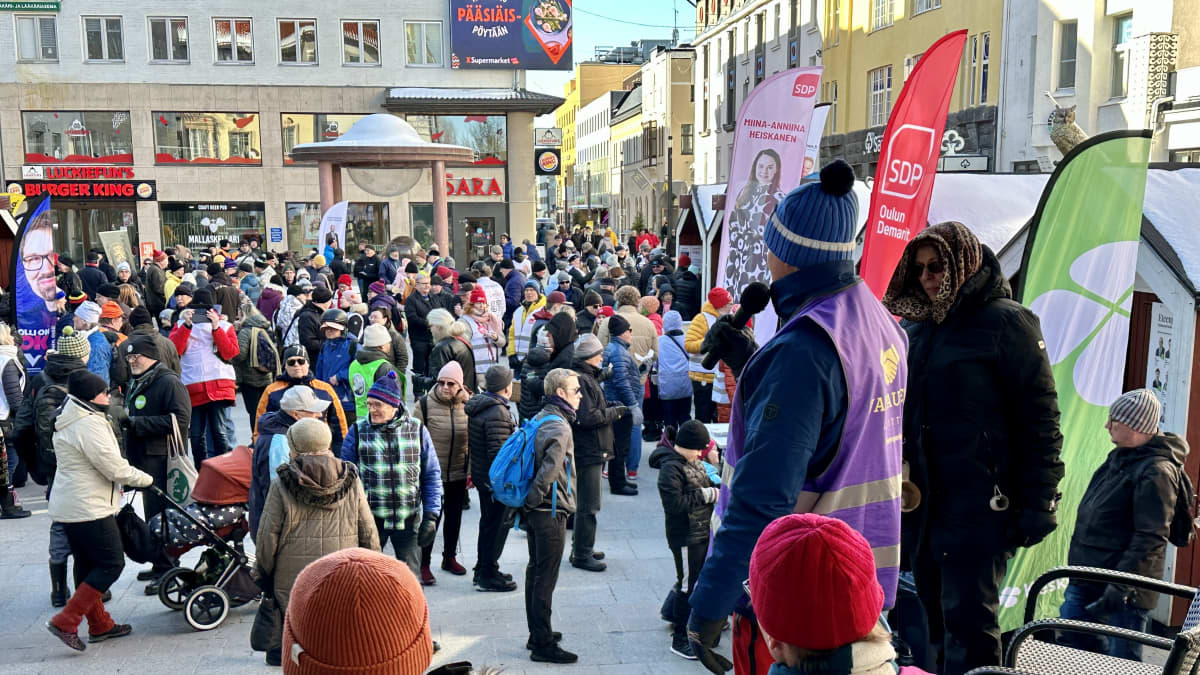 Vaalitunnelmaa kuvattuna Oulun Rotuaarin vaalikylästä 1.4.2023