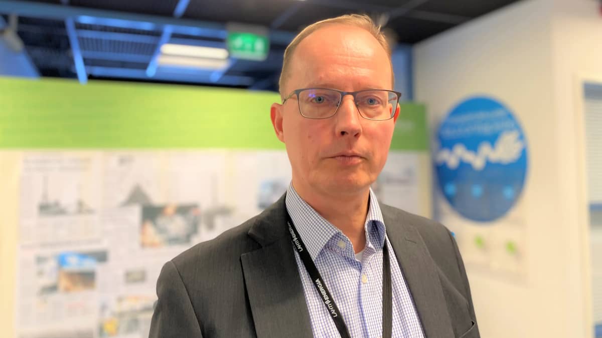 Lahti Energian toimitusjohtaja Jouni Haikarainen katsoo kameraan. Miehellä silmälasit ja harmaa puvuntakki.