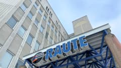Raute-yhtiön pääkonttori Lahdessa. Kuvassa yhtiön sininen logokyltti ja toimistotornin ikkunoita. 