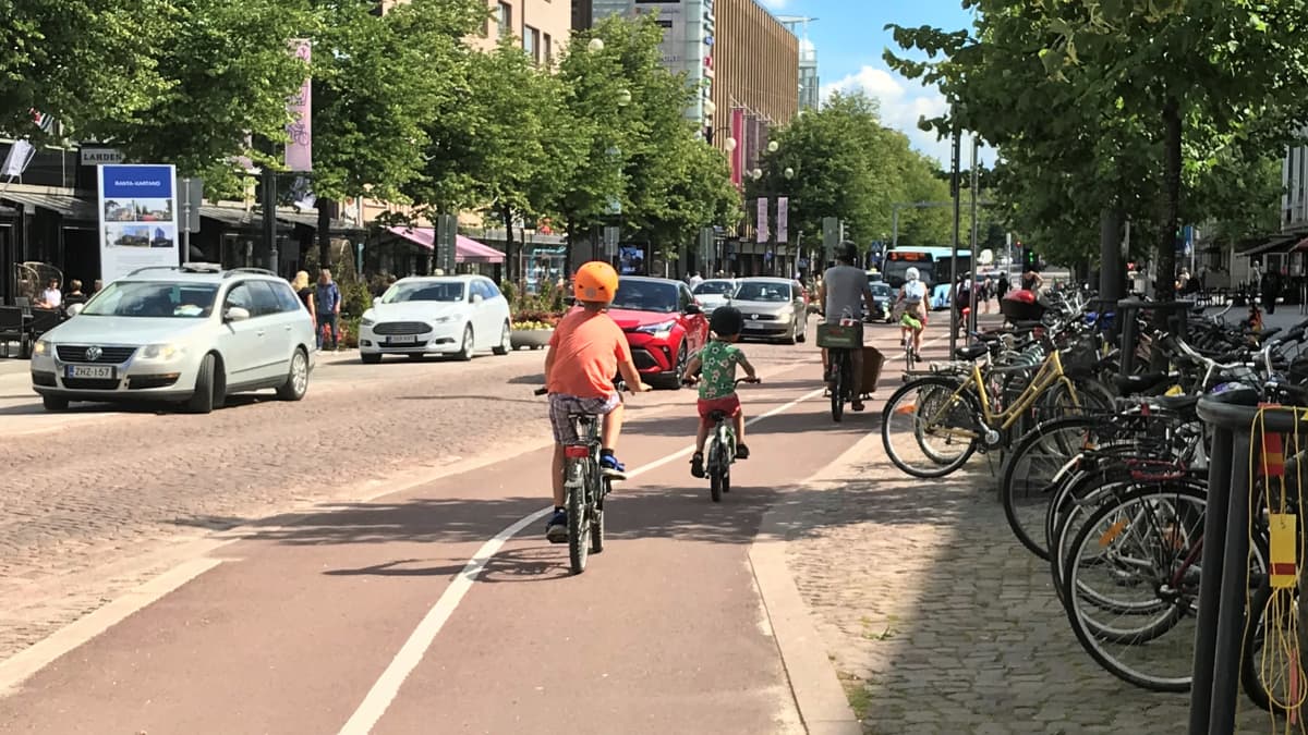 Polkupyöräilijöitä Lahden keskustassa heinäkuussa 2020