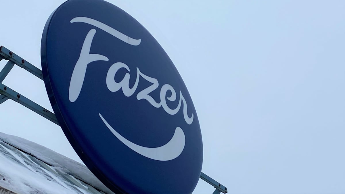 Fazer mainoskyltti Lahden tehtaanmyymälän katolla