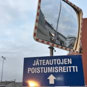 Jäteautojen poistumissuuntaa kuvaana kyltti Oulun Laanilan jätevoimalan edessä.
