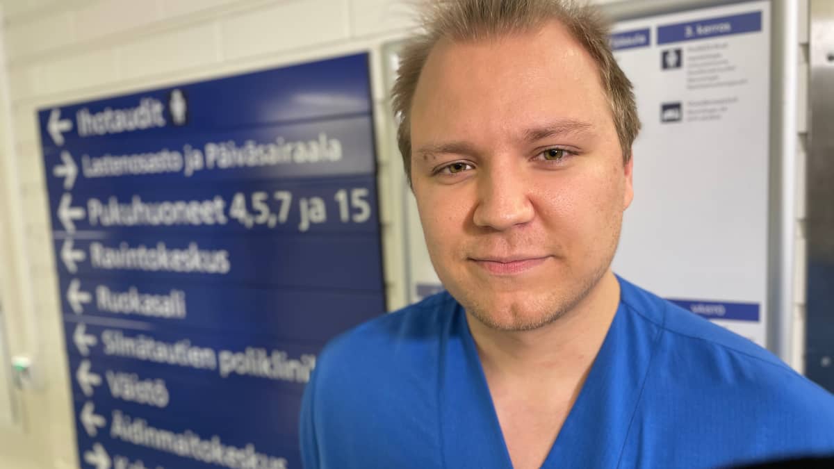 Sairaanhoitajaopiskelija Tuomas Lassila seisoo Lapin keskussairaalan käytävällä.