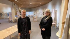 Hämeen ammattikorkeakoulun yliopettaja Päivi Laaksonen ja Lapin yliopiston professori Ana Nuutinen seisovat näyttelytilassa.